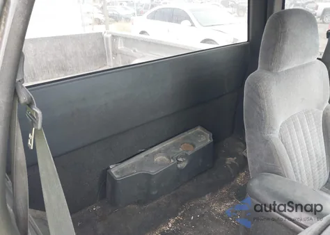 1998 Chevrolet S-10 Ls z USA, uszkodzony, nr VIN 1GCCT19W1W8177281